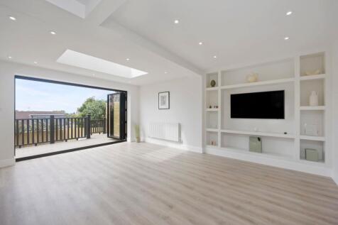 Gleton Avenue 15 LIVING SPACE.jpeg