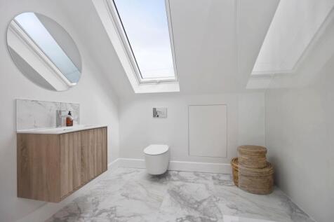 Gleton Avenue 15 BATHROOM.jpeg