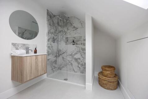 Gleton Avenue 15 SHOWER ROOM.jpeg