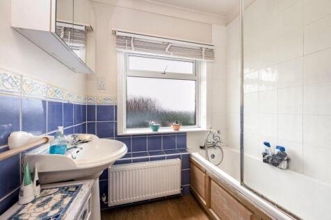 Mile Oak Gardens 30 BATHROOM.jpeg
