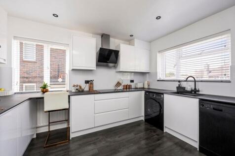 Greenleas 4 KITCHEN.jpeg