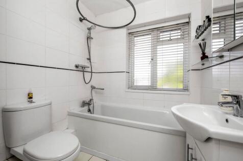Greenleas 4 BATHROOM.jpeg