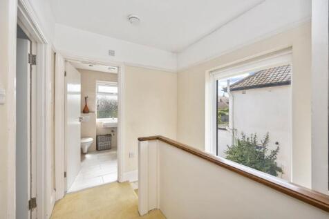 Applesham Avenue 25 LANDING.jpeg