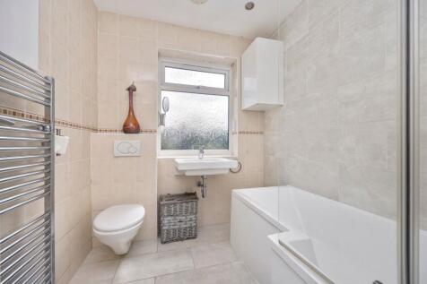 Applesham Avenue 25 BATHROOM.jpeg