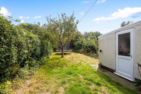 Applesham Avenue 25 GARDEN LAWN.jpeg