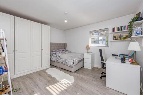 Hangleton Close 28 BEDROOM WITH DESK.jpeg