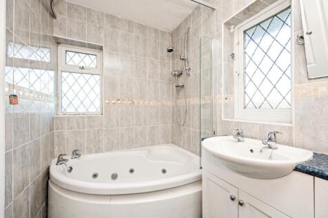 Amberley Drive 128 BATHROOM.jpeg