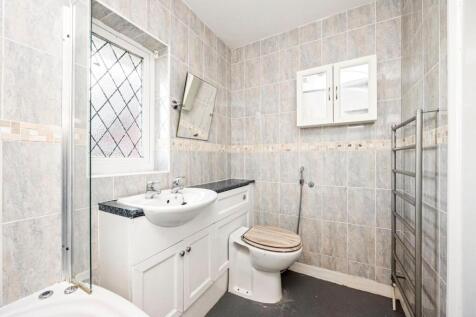 Amberley Drive 128 BATHROOM 2.jpeg