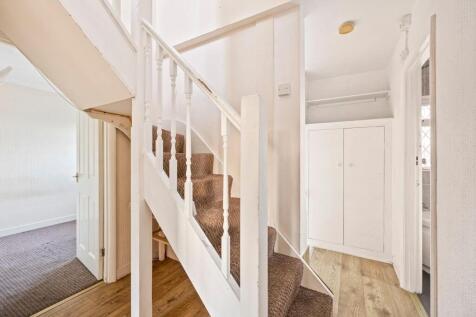 Amberley Drive 128 2ND FL LANDING.jpeg