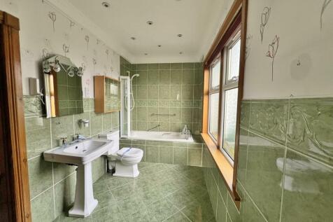 Ensuite bathroom from bedroom