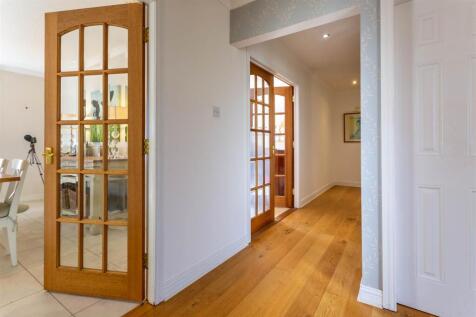 Hallway to kitchen and lounge