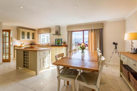 Kitchen dining area