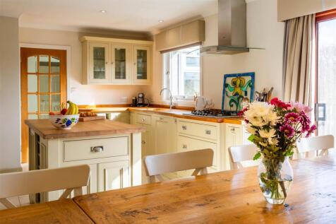 Dining area to kitchen