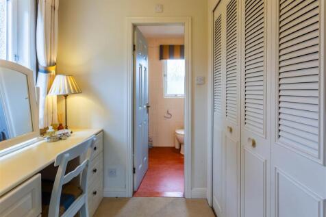 Dressing room to ensuite
