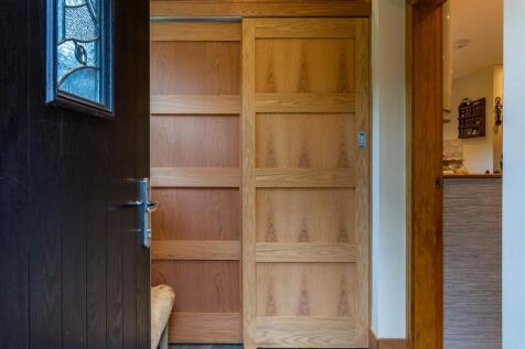 Entrance utility to kitchen