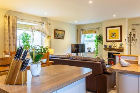 Dining area to lounge