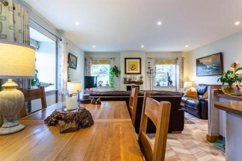 Dining area to lounge