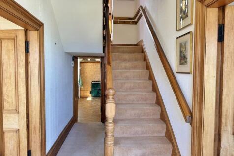 Entrance hallway to kitchen