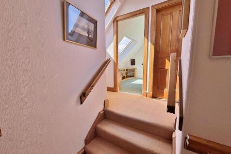 Upper hallway to Study or bedroom 4