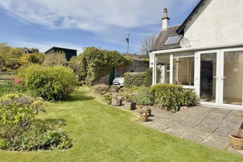 Patio area to the outbuilding