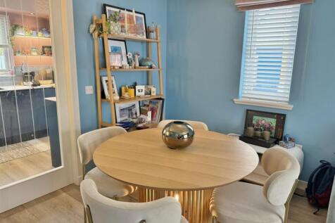 Dining area to kitchen