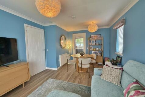 Lounge to kitchen