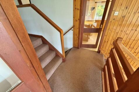 Hallway to kitchen