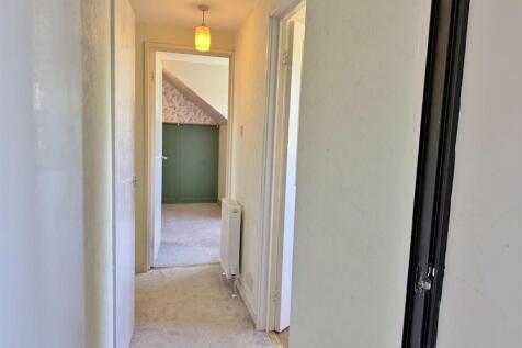 Upper hallway to bedroom 2