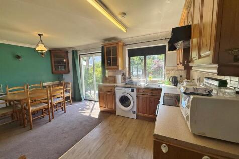 Kitchen / dining area patio doors