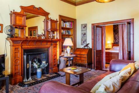Vesta lounge towards bedroom