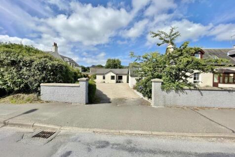 Wellingtonia Cottage from the raod shared driveway
