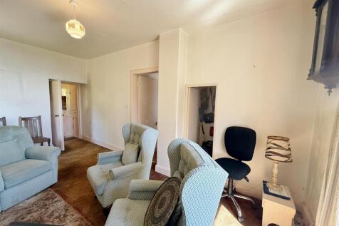 Dining room to kitchen