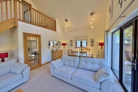 Lounge to galleried hallway