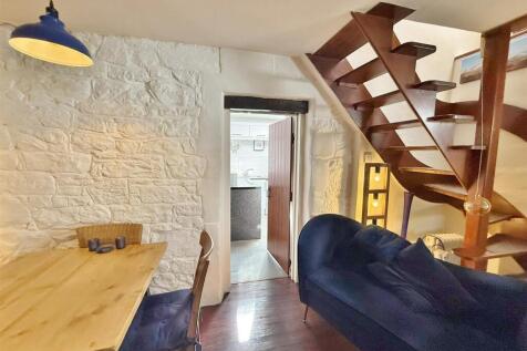 Dining area to the kitchen