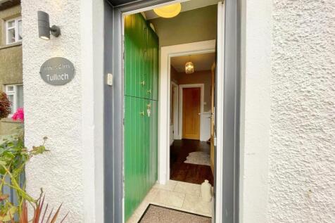 Entrance vestibule and hallway