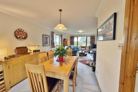 Dining area to lounge