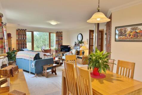 Dining area to lounge