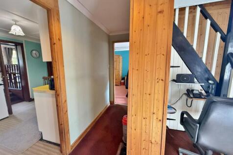 Hallway to kitchen and bedroom
