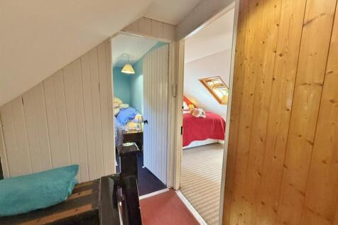 Upper hallway to bedrooms