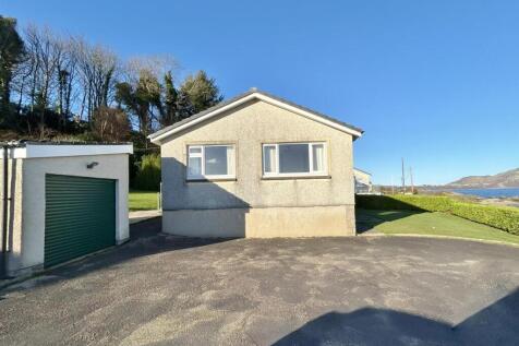 Driveway and parking to the side