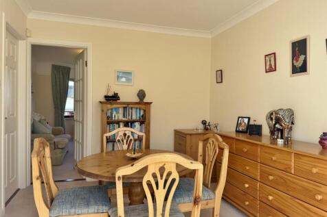 Dining room to the lounge