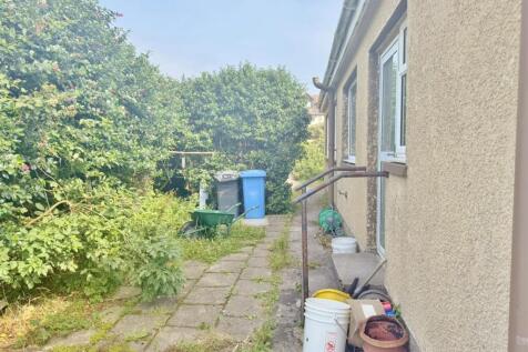 Side gardens towards the garage