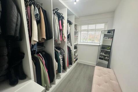 Bed 3 dressing room