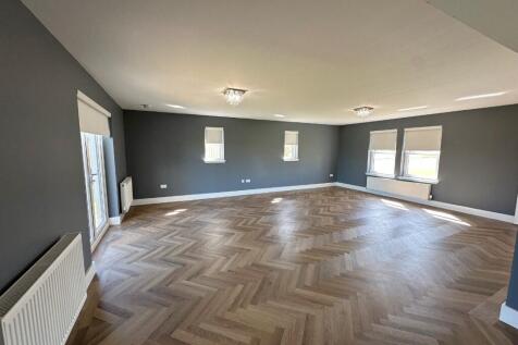 Open plan sitting rm