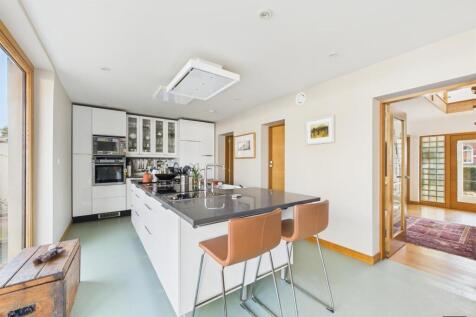 CAM02887G0-PR0395-STILL005.jpg