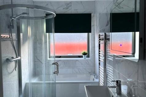 Main Bathroom Pic 2.jpg