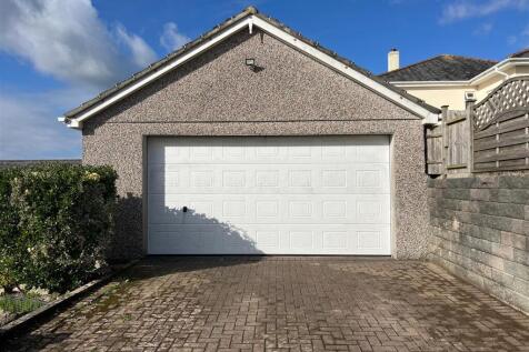 DETACHED DOUBLE GARAGE