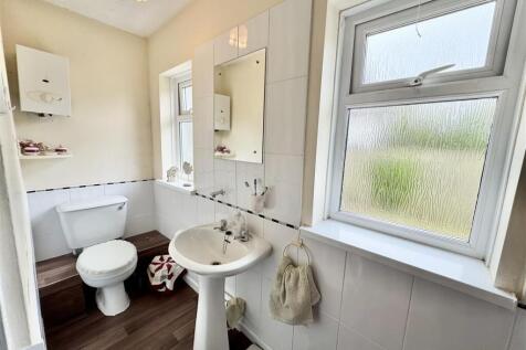 ANNEXE SHOWER ROOM
