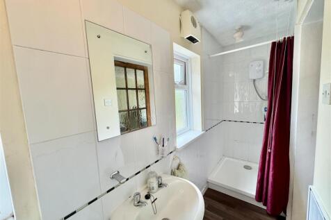 ANNEXE SHOWER ROOM