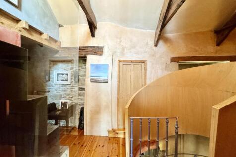 FIRST FLOOR LANDING